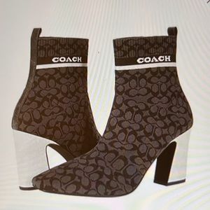 Coach - New in box Size 9